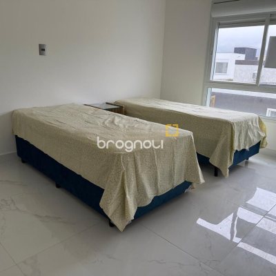 Casa de Condomínio com 127m², 3 quartos (sendo 3 suítes), 2 garagens, no bairro Rio Vermelho em Florianópolis