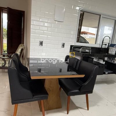 Casa de Condomínio com 127m², 3 quartos (sendo 3 suítes), 2 garagens, no bairro Rio Vermelho em Florianópolis