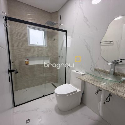 Casa de Condomínio com 127m², 3 quartos (sendo 3 suítes), 2 garagens, no bairro Rio Vermelho em Florianópolis