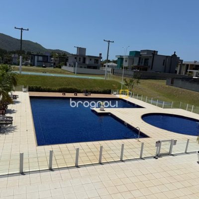 Casa de Condomínio com 127m², 3 quartos (sendo 3 suítes), 2 garagens, no bairro Rio Vermelho em Florianópolis
