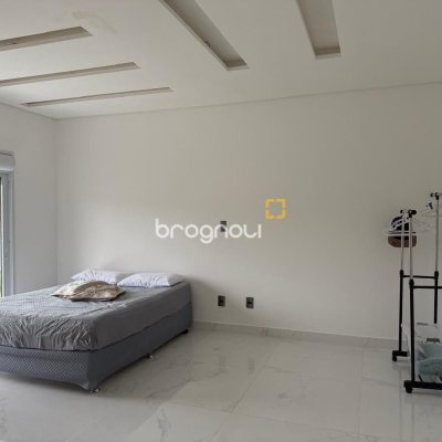 Casa de Condomínio com 127m², 3 quartos (sendo 3 suítes), 2 garagens, no bairro Rio Vermelho em Florianópolis