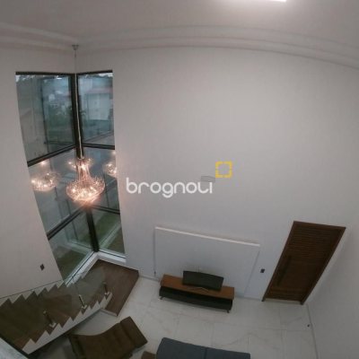 Casa de Condomínio com 127m², 3 quartos (sendo 3 suítes), 2 garagens, no bairro Rio Vermelho em Florianópolis