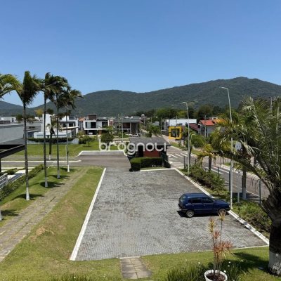 Casa de Condomínio com 127m², 3 quartos (sendo 3 suítes), 2 garagens, no bairro Rio Vermelho em Florianópolis