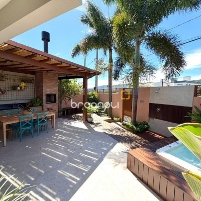 Casa com 145m², 3 quartos (sendo 3 suítes), 2 garagens, no bairro Campeche em Florianópolis
