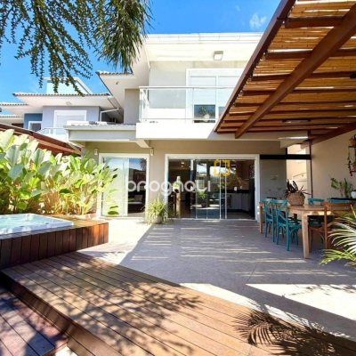 Casa com 145m², 3 quartos (sendo 3 suítes), 2 garagens, no bairro Campeche em Florianópolis