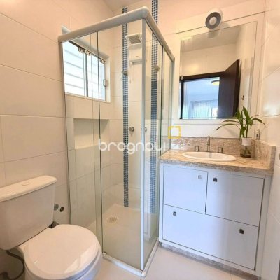 Casa com 145m², 3 quartos (sendo 3 suítes), 2 garagens, no bairro Campeche em Florianópolis