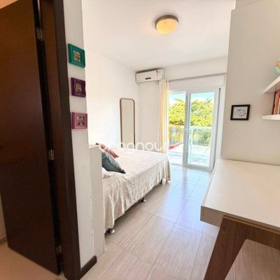 Casa com 145m², 3 quartos (sendo 3 suítes), 2 garagens, no bairro Campeche em Florianópolis