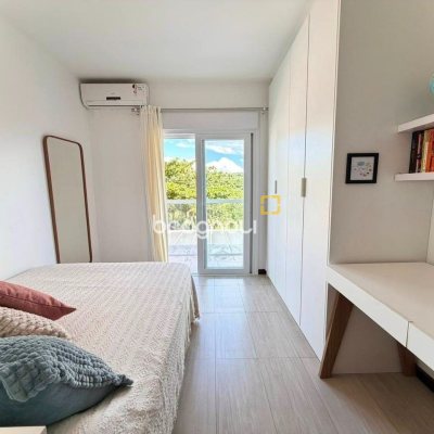 Casa com 145m², 3 quartos (sendo 3 suítes), 2 garagens, no bairro Campeche em Florianópolis