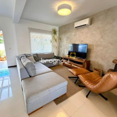 Casa com 145m², 3 quartos (sendo 3 suítes), 2 garagens, no bairro Campeche em Florianópolis