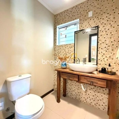 Casa com 145m², 3 quartos (sendo 3 suítes), 2 garagens, no bairro Campeche em Florianópolis