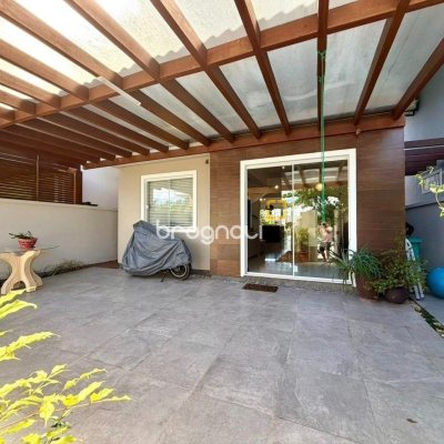 Casa com 145m², 3 quartos (sendo 3 suítes), 2 garagens, no bairro Campeche em Florianópolis