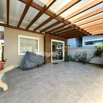 Casa com 145m², 3 quartos (sendo 3 suítes), 2 garagens, no bairro Campeche em Florianópolis