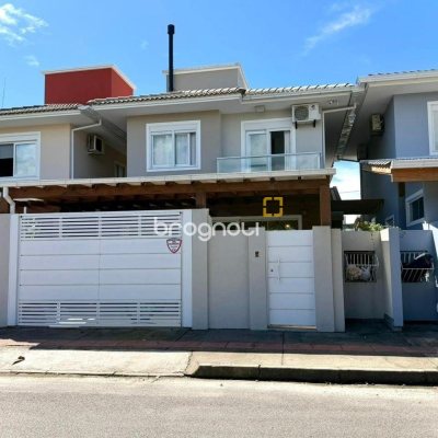 Casa com 145m², 3 quartos (sendo 3 suítes), 2 garagens, no bairro Campeche em Florianópolis