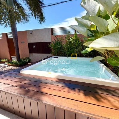 Casa com 145m², 3 quartos (sendo 3 suítes), 2 garagens, no bairro Campeche em Florianópolis