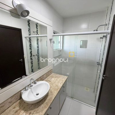 Casa com 145m², 3 quartos (sendo 3 suítes), 2 garagens, no bairro Campeche em Florianópolis