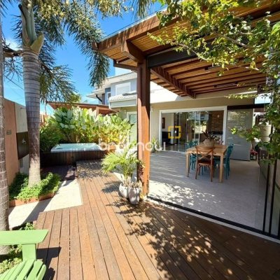 Casa com 145m², 3 quartos (sendo 3 suítes), 2 garagens, no bairro Campeche em Florianópolis