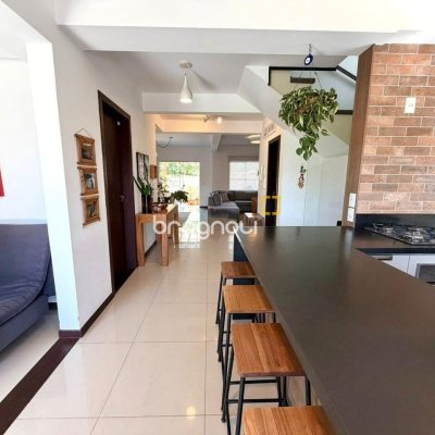 Casa com 145m², 3 quartos (sendo 3 suítes), 2 garagens, no bairro Campeche em Florianópolis