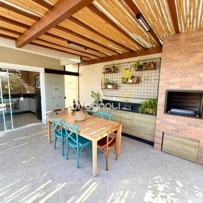 Casa com 145m², 3 quartos (sendo 3 suítes), 2 garagens, no bairro Campeche em Florianópolis