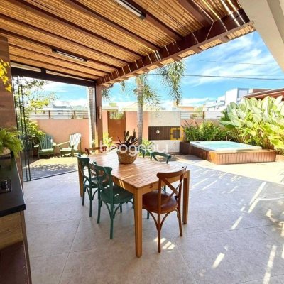 Casa com 145m², 3 quartos (sendo 3 suítes), 2 garagens, no bairro Campeche em Florianópolis