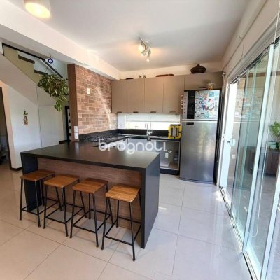 Casa com 145m², 3 quartos (sendo 3 suítes), 2 garagens, no bairro Campeche em Florianópolis