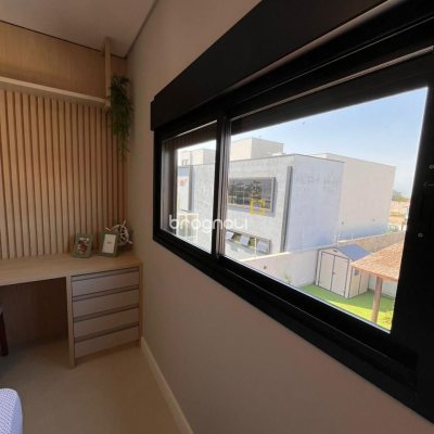 Casa com 153m², 3 quartos (sendo 1 suíte), 2 garagens, no bairro Pinheira em Palhoça