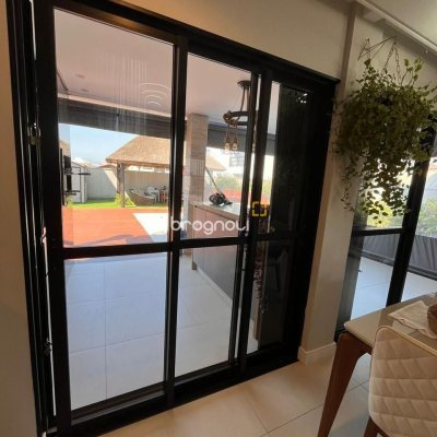 Casa com 153m², 3 quartos (sendo 1 suíte), 2 garagens, no bairro Pinheira em Palhoça