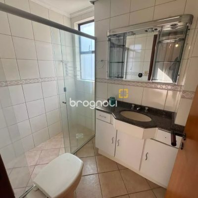 Apartamento com 128m², 3 quartos (sendo 3 suítes), 2 garagens, no bairro Centro em Florianópolis