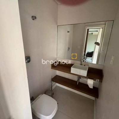 Apartamento com 128m², 3 quartos (sendo 3 suítes), 2 garagens, no bairro Centro em Florianópolis