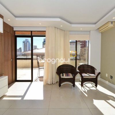 Apartamento com 128m², 3 quartos (sendo 3 suítes), 2 garagens, no bairro Centro em Florianópolis