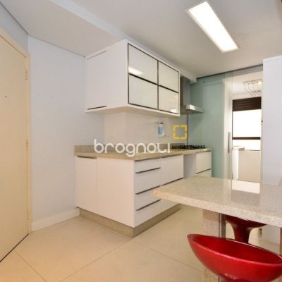 Apartamento com 128m², 3 quartos (sendo 3 suítes), 2 garagens, no bairro Centro em Florianópolis