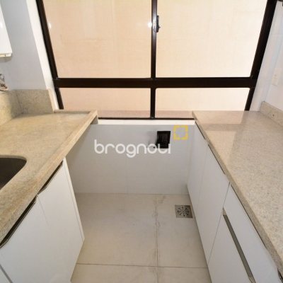 Apartamento com 128m², 3 quartos (sendo 3 suítes), 2 garagens, no bairro Centro em Florianópolis