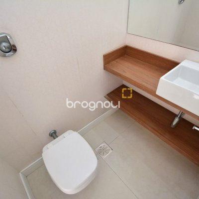 Apartamento com 128m², 3 quartos (sendo 3 suítes), 2 garagens, no bairro Centro em Florianópolis
