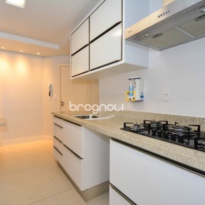Apartamento com 128m², 3 quartos (sendo 3 suítes), 2 garagens, no bairro Centro em Florianópolis