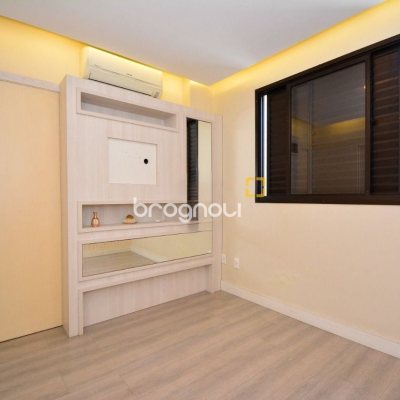 Apartamento com 128m², 3 quartos (sendo 3 suítes), 2 garagens, no bairro Centro em Florianópolis