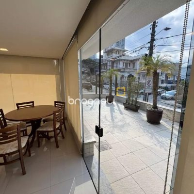 Apartamento com 128m², 3 quartos (sendo 3 suítes), 2 garagens, no bairro Centro em Florianópolis