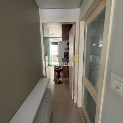 Apartamento com 128m², 3 quartos (sendo 3 suítes), 2 garagens, no bairro Centro em Florianópolis