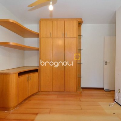 Apartamento com 128m², 3 quartos (sendo 3 suítes), 2 garagens, no bairro Centro em Florianópolis