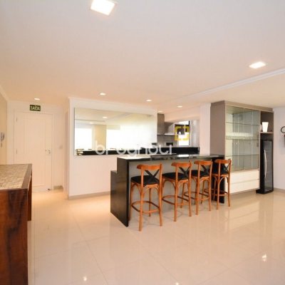 Apartamento com 128m², 3 quartos (sendo 3 suítes), 2 garagens, no bairro Centro em Florianópolis