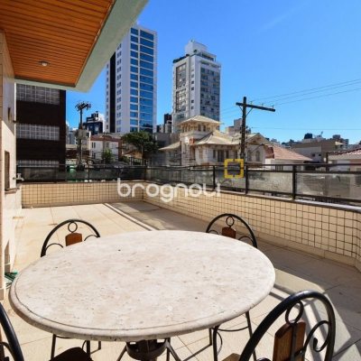 Apartamento com 128m², 3 quartos (sendo 3 suítes), 2 garagens, no bairro Centro em Florianópolis