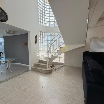 Casa com 292m², 3 quartos (sendo 1 suíte), 3 garagens, no bairro Pedra Branca em Palhoça