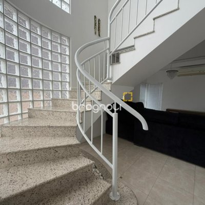 Casa com 292m², 3 quartos (sendo 1 suíte), 3 garagens, no bairro Pedra Branca em Palhoça