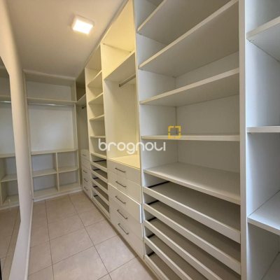 Casa com 292m², 3 quartos (sendo 1 suíte), 3 garagens, no bairro Pedra Branca em Palhoça