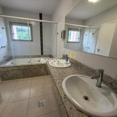 Casa com 292m², 3 quartos (sendo 1 suíte), 3 garagens, no bairro Pedra Branca em Palhoça