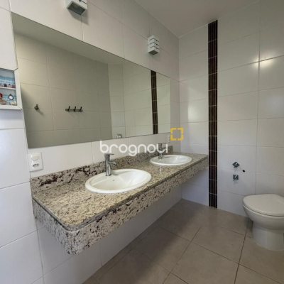 Casa com 292m², 3 quartos (sendo 1 suíte), 3 garagens, no bairro Pedra Branca em Palhoça