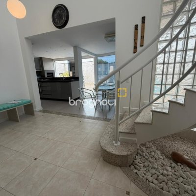 Casa com 292m², 3 quartos (sendo 1 suíte), 3 garagens, no bairro Pedra Branca em Palhoça