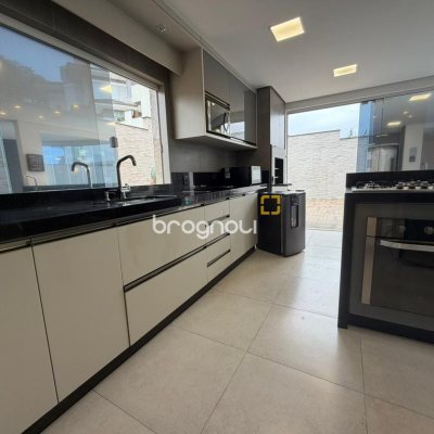 Casa com 292m², 3 quartos (sendo 1 suíte), 3 garagens, no bairro Pedra Branca em Palhoça