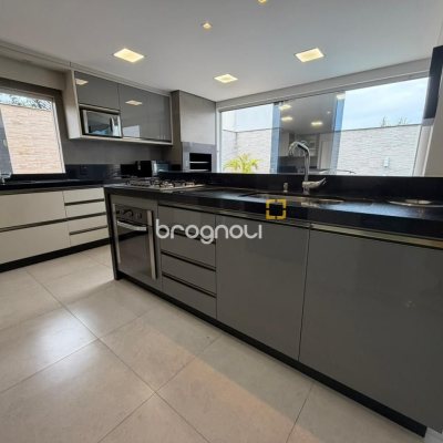 Casa com 292m², 3 quartos (sendo 1 suíte), 3 garagens, no bairro Pedra Branca em Palhoça