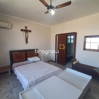 Casa com 263m², 5 quartos (sendo 3 suítes), 3 garagens, no bairro Itaguaçu em Florianópolis