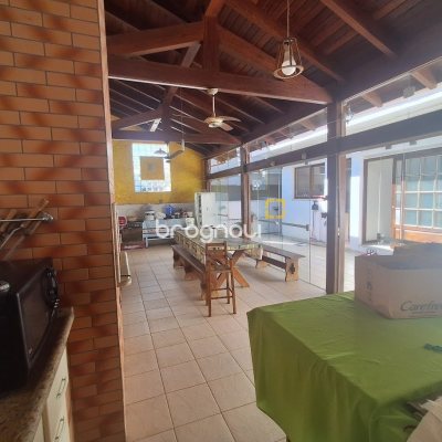 Casa com 263m², 5 quartos (sendo 3 suítes), 3 garagens, no bairro Itaguaçu em Florianópolis