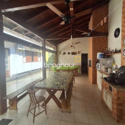 Casa com 263m², 5 quartos (sendo 3 suítes), 3 garagens, no bairro Itaguaçu em Florianópolis